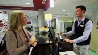 À l'hotel: conversation en français / At the hotel: French conversation